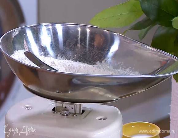 Муку перемешать с разрыхлителем и солью.