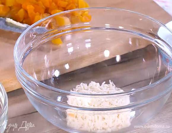Марципан натереть на мелкой терке.