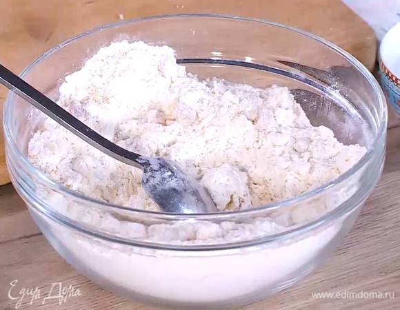 Соединить муку с натертым марципаном, курагой, сахаром, все перемешать — очень важно, чтобы марципан распределился равномерно.