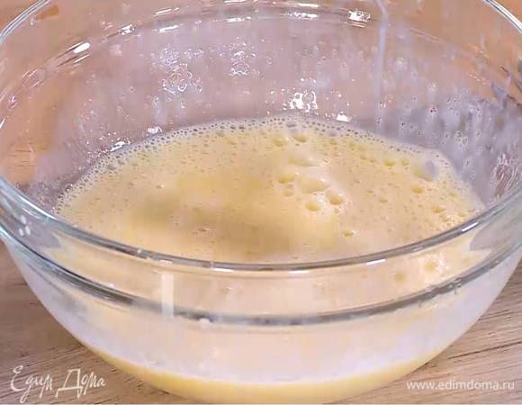 Яйца слегка взбить венчиком, влить молоко и, продолжая перемешивать венчиком, добавить растопленное масло.
