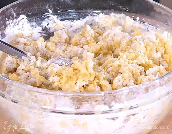 В муку с марципаном влить яично-молочную смесь и вымешать тесто.