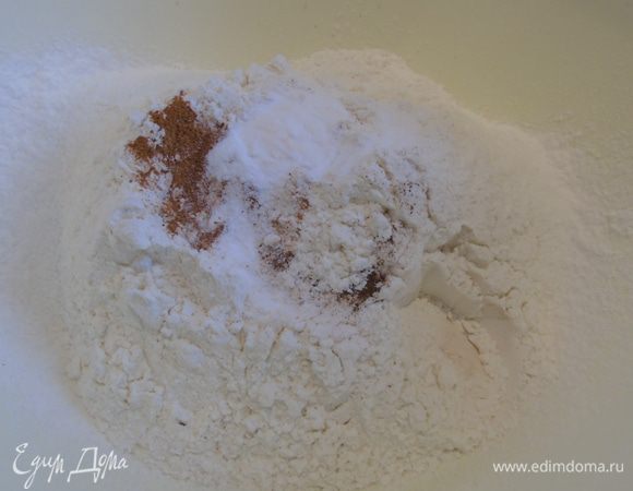 Отдельно смешайте муку, соду и пряности.