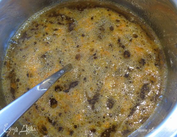 К соку добавьте растительное масло, минеральную воду и жидкость от изюма. Перемешайте.