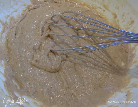 Постепенно вмешайте сухие ингредиенты.