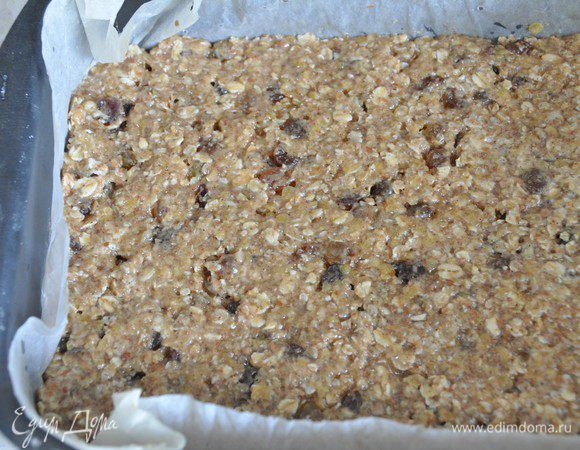 Добавить жидкие ингредиенты к сухой смеси. Тщательно перемешать. Выложить в форму, хорошо утрамбовать. Чтобы было удобнее разравнивать, можно смочить ложку водой.