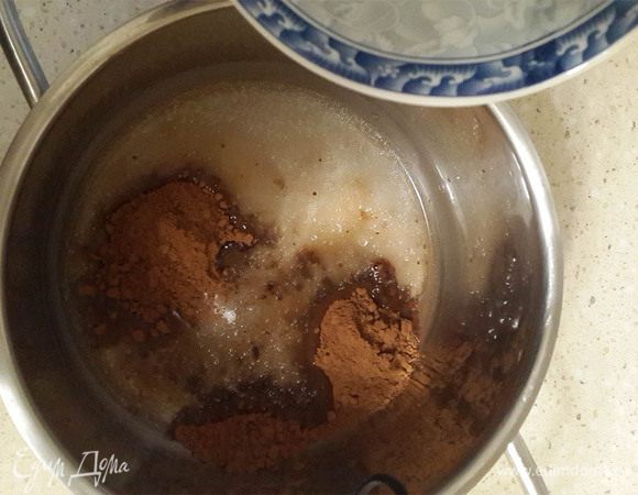 Сварить глазурь. В кастрюльке растопить сахар, добавить какао, масло, воду. 