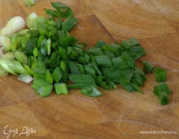 Зеленый лук нарезать тонко наискосок.