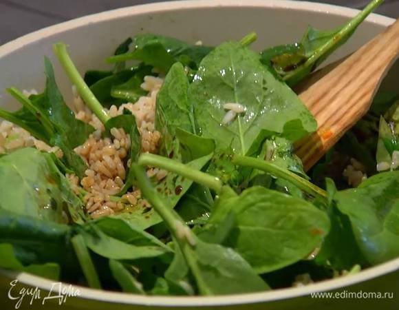 Разогреть в сковороде оливковое масло, выложить лук и перец чили, перемешать, через минуту добавить готовый рис и шпинат, все перемешать и дать шпинату слегка поплыть.