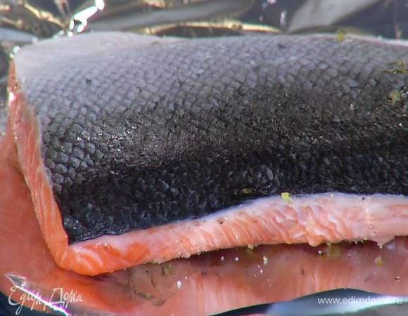 Рыбу посолить, поперчить, посыпать частью лимонной цедры, сбрызнуть половиной оливкового масла и выложить на противень, выстеленный фольгой, кожей вверх.