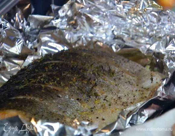 Запекать семгу в духовке 20 минут, за пару минут до готовности рыбы приоткрыть края фольги, чтобы получилась запеченная корочка.