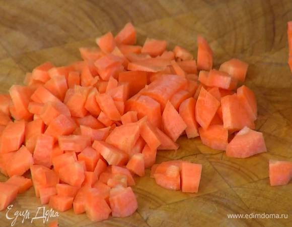 Морковь почистить и порезать маленькими кубиками.