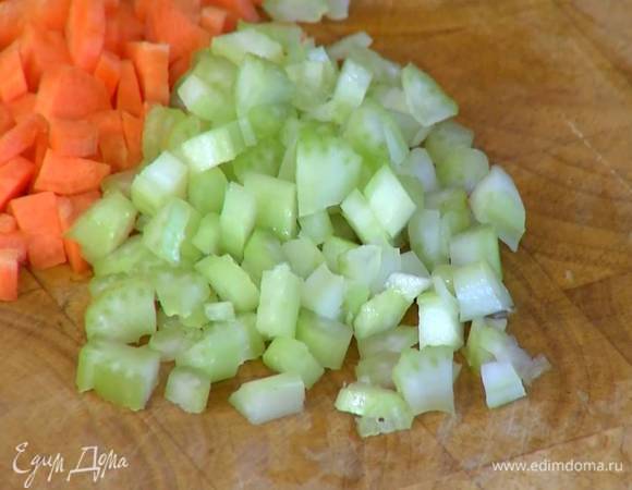 Сельдерей мелко порезать.