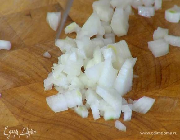 Лук и чеснок почистить и порубить очень мелко.