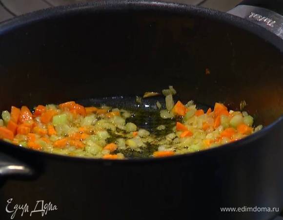 Приготовить соус: разогреть в тяжелой большой сковороде оливковое и сливочное масло и обжарить лук и чеснок. Когда лук станет прозрачным, добавить морковь и сельдерей, перемешать и обжаривать все 3‒5 минут на медленном огне, затем добавить карри и все перемешать.