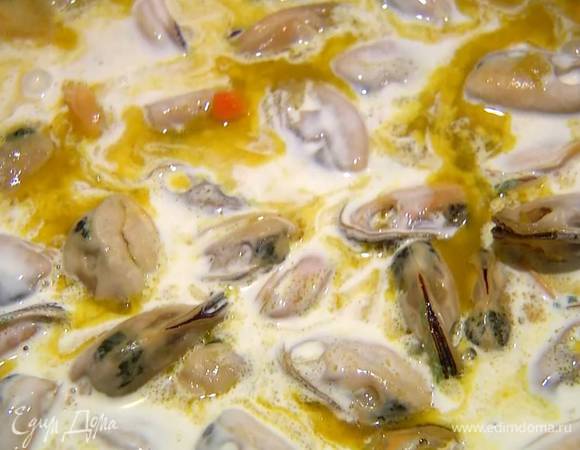 Предварительно размороженные мидии добавить в сковороду с овощами, влить 100 мл белого вина, перемешать и довести все до кипения, затем влить сливки и еще раз перемешать.