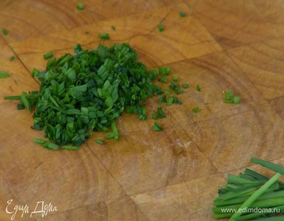 Шнитт-лук мелко порубить.