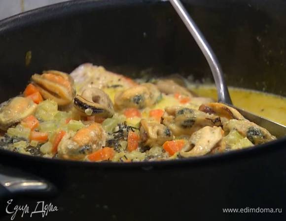 Запеченную семгу вместе с выделившимся соком выложить в сковороду, полить соусом и выключить огонь. Посыпать рыбу шнитт-луком и оставить в сковороде на 7‒10 минут.