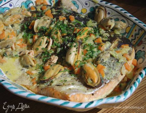 Рыбу выложить в блюдо и полить соусом с мидиями. Оставшийся соус подать на стол в отдельной посуде.