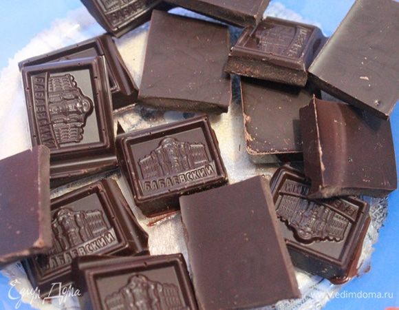 Шоколад положить в чашку и поставить плавиться на водяную баню.