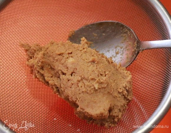 Всю массу лучше перетереть через сито, чтобы избавиться от нутовых чешуек.