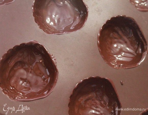 Смазываем их с помощью кисточки шоколадом и убираем в холодильник на 10 минут.
