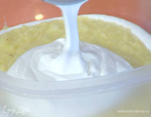 Влить в контейнер часть сливок, затем пюре из ананаса с йогуртом и оставшиеся сливки, перемешать все венчиком.