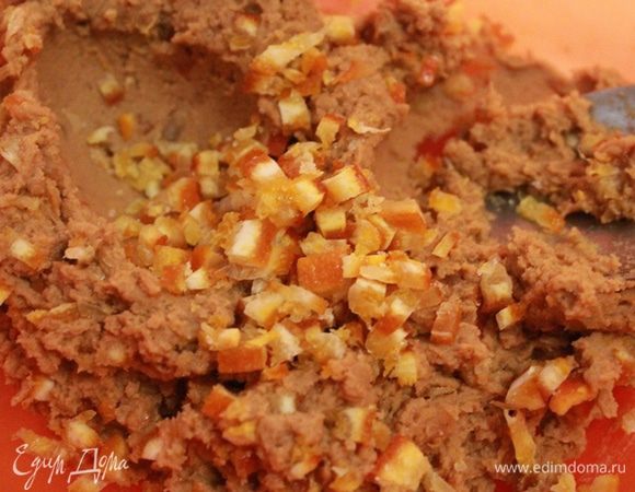 А для себя и мужа измельчила цукаты и добавила к нутовой начинке. Когда вся начинка будет использована запечатать наши конфеты шоколадом и убрать на 50 минут в морозилку.