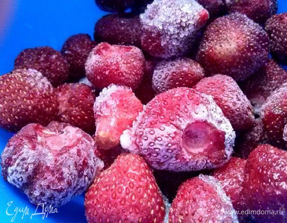 Клубнику поставьте размораживаться.