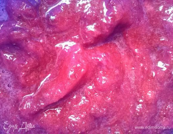 Размороженную клубнику размягчите вилкой. 