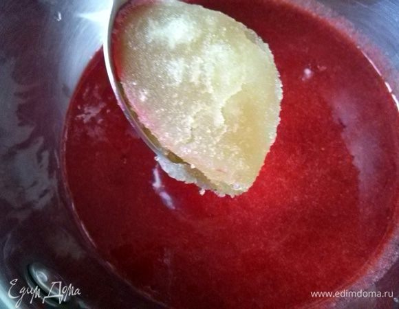 Взбейте клубнику с сахаром и добавьте желатин. Отставьте для набухания желатина на 10 минут, затем подогрейте на водяной бане до растворения желатина.
Добавьте 1 ст.л. лимонного сока и взбивайте в глубокой посуде около 15 минут.