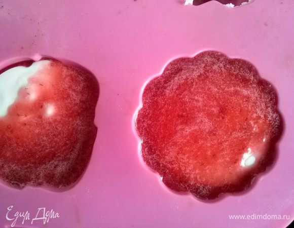 Разлейте клубничную массу в формочки и отправьте на 10 минут в холодильник, затем опустите творожную массу в клубничную и отправьте десерт на 1 час в холодильник. И отправьте десерт в холодильник на 1 час. Охлажденный десерт легко вынимается из силиконовых формочек. 