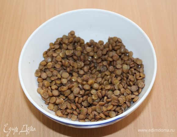 Чечевицу сварить согласно инструкции и слить лишнюю жидкость.