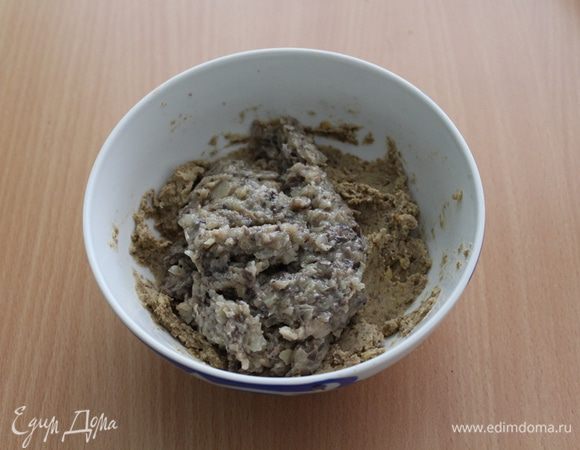 Лук и чеснок измельчить и обжарить на растительном масле, добавить грибы. Затем мелко измельчить и добавить к чечевице. Перемешать.