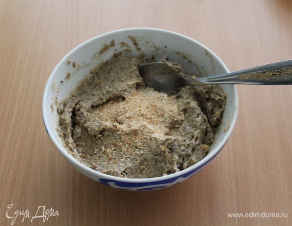 Добавить несколько ложек сухарей, должен получиться "фарш", из которого удобно будет лепить котлетки.