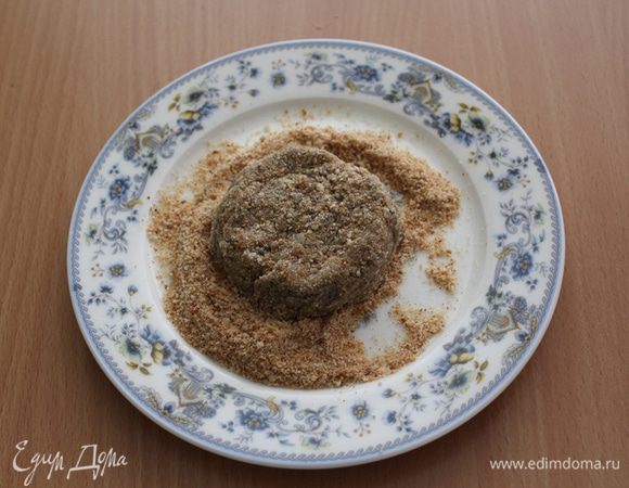 Сформировать котлеты, обвалять их в сухарях.