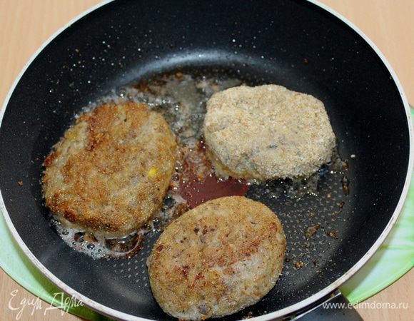 Обжарить буквально пару минут на растительном масле до румяной корочки.