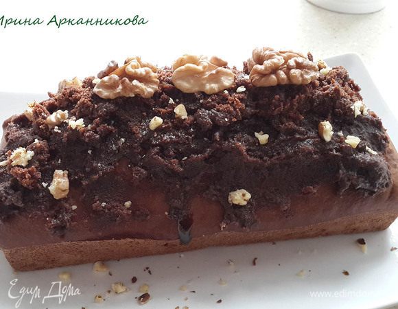 У меня масса загустела сильно, я прям горячей намазывала ее на кекс. Сверху посыпала орехами. 