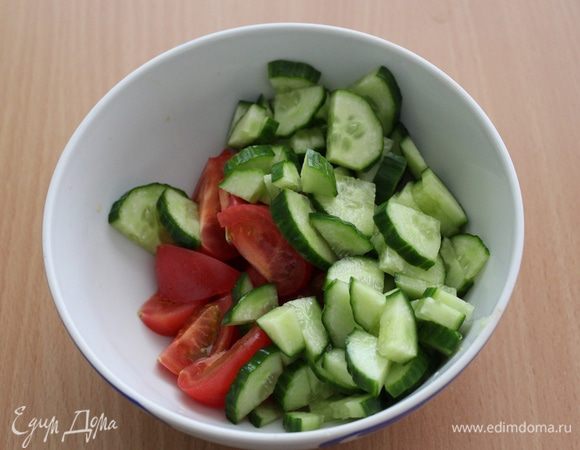Помидоры и огурец порежьте на четвертинки. 