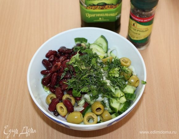 Приправьте соком лимона, оливковым маслом, перцем и солью.
Посыпьте рубленой петрушкой.