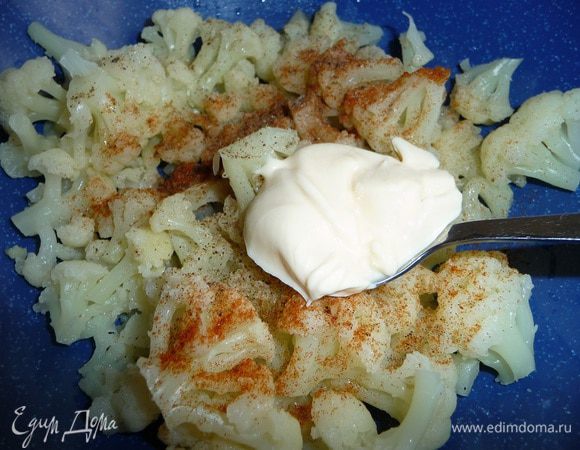 Цветную капусту отварить в подсоленой воде 5 мин. Слить воду. Добавить перец, чесночный порошок, майонез. Перемешать.