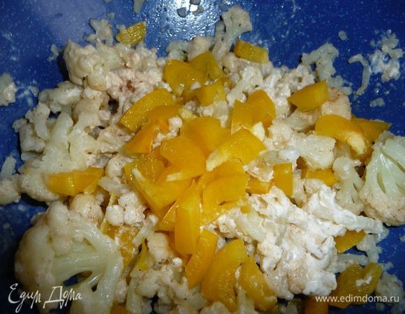 Перец мелко порезать, добавить к капусте.