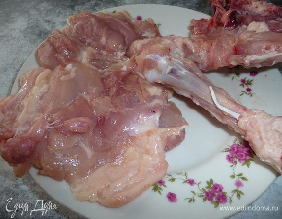 Из окорочков вынуть косточки.
