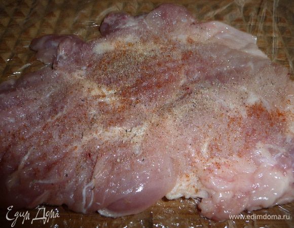 Положить на пищевую пленку, накрыть ей и отбить. Отбитый окорочок посолить, поперчить, добавить порошок чесночный.