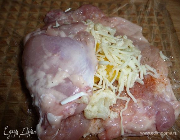 Выложить небольшое колличество начинки и добавить сыр.