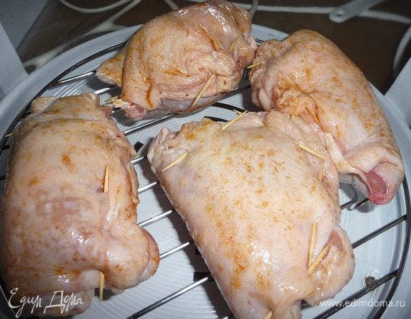 Свернуть в виде конверта или в форме вареника и скрепить зубочистками, как бы делая стежок. Оливковое масло смешать с душистым перцем.
Окорочка смазать маслом с перцем. Поместить на нижнюю решетку аэрогриля.