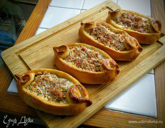 Выпекать пиде в заранее разогретой до 180°С духовке 20-25 мин (мне понравилось дольше на 10 минут) до золотистой корочки. Я спекла 4 штуки, а остальные заморозила. 