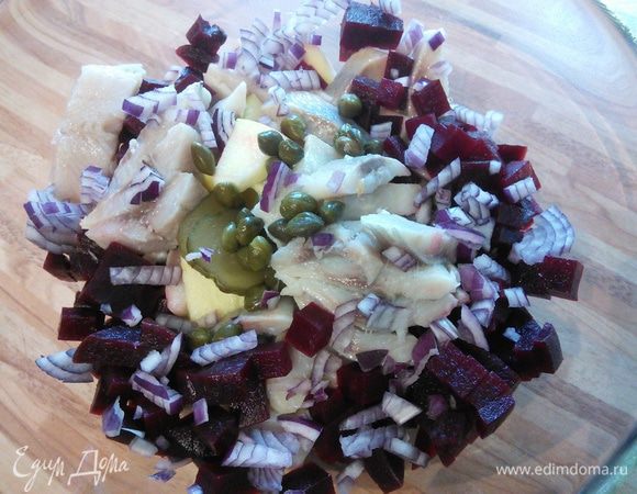 Селедку (у меня филе) порезать на кусочки, лук и свеклу мелким кубиком, каперсы можно оставить целиком, а можно так же мелко порубить. Яблоко очистить и нарезать небольшими ломтиками. 