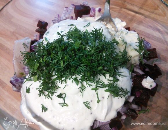 Все ингредиенты соединить с соусом, заправить перцем, при необходимости посолить. Добавить рубленный укроп. 