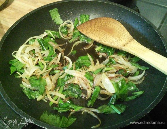 Шпинат промыть, обсушить. Лук порезать. Разогреть оливковое масло в сковороде и пассеровать лук до прозрачности, добавить шпинат, посолить и поперчить, накрыть крышкой и дать шпинату осесть. Снять с огня и немного охладить. Сыр натереть на крупной терке. 