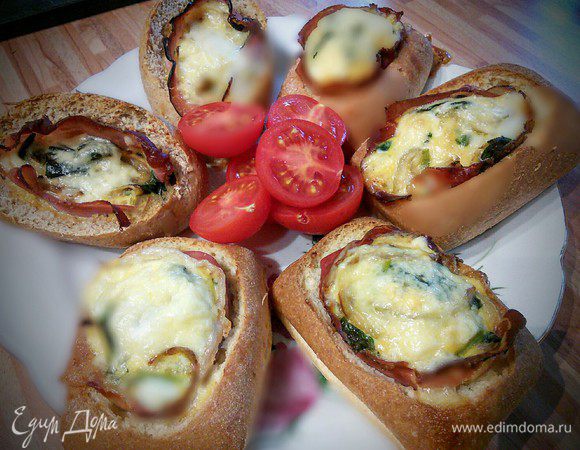 Запекать в заранее разогретой до 180°С духовке около 20-30 минут. Подавать горячими. 